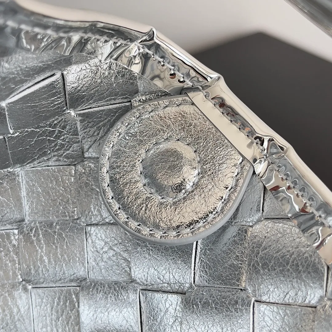 Batch of 1260 BV Mini Sardine is coming‼ ️Super high-end, stainless steel hardware + 24k real gold plating process, fish scales (concave and convex positions) are the finishing touch, the sardine bag that can be carried cross-body is completely beautiful to the heart. The metal element handle and the weaving are perfectly combined to completely integrate the artistic sense and elegance and fashion. It is really like a work of art🏺The large size is elegant, the small size is exquisite and cute, a must-have item for fashionistas, and the details are perfectly reproduced. Style number: 744267 Size 20*12*2.5